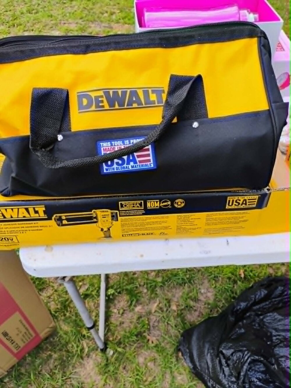 DeWalt 20V Cordless Caulking Gun Kit with Bag
